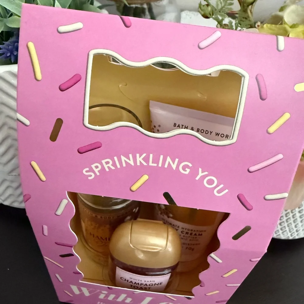🆕🥂 BATH & BODY WORKS LIMITED, EDITION “SPRINKLING YOU WITH LOVE“ MINI GIFT SET.